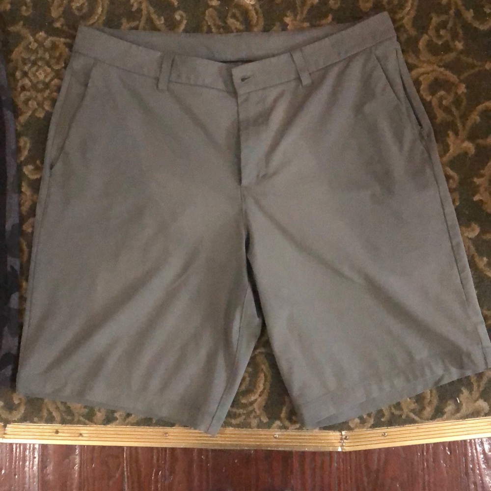 Lululemon men’s flat front shorts